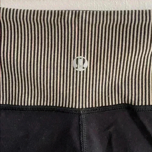 Lululemon crop leggings. Size 8. - Picture 4 of 6